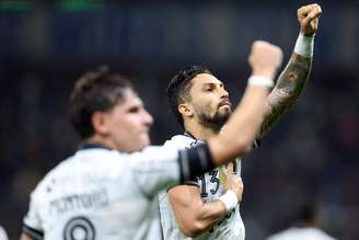 Alex Telles comemorando o empate do Botafogo 