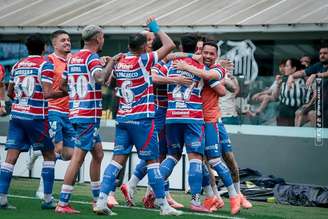 Jogadores do Fortaleza comemorando o gol contra o Santos 