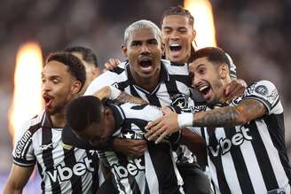 Jogadores do Botafogo comemorando a vitória sobre o Bahia 