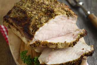 Lombo assado com crosta crocante de ervas e castanha-de-caju