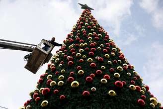Árvore de Natal em Belém, na Cisjordânia, foi acesa pela 1ª vez desde 2022