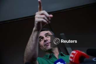 Senador Flávio Bolsonaro, filho do ex-presidente do Brasil Jair Bolsonaro, durante uma coletiva de imprensa após participar de um culto religioso, em Brasília, Brasil
07/12/2025
REUTERS/Adriano Machado