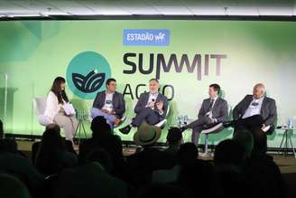 Especialistas reunidos pelo 'Estadão Summit Agro' questionam os métodos que medem o carbono, desenvolvidos para clima temperado na foto, a mediadora, Isadora Duarte, Diogo Fleury Costa, Eduardo Bastos, Filipe Teixeira e Rui Pereira Rosa
