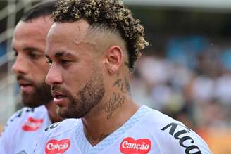 Neymar deixa futuro em aberto após vitória do Santos e desabafa sobre dores: "Mental foi a zero"