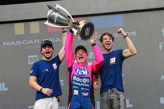 Festa de Rubens Barrichello, campeão da NASCAR Brasil, e seus filhos