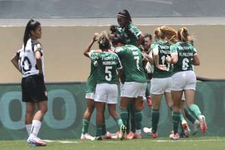 Palmeiras goleia o rival Corinthians no 1º jogo da final do Paulistão Feminino