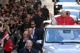 Leão XIV atravessa centro de Roma em papamóvel