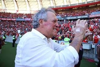 Abel Braga comemora permanência do Inter na Série A