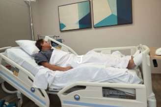 Cantor Leonardo em uma cama de hospital