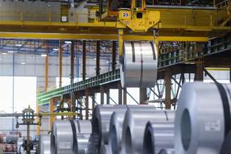 Linha de produção da unidade de aços laminados Vega, da ArcelorMittal, em São Francisco do Sul (SC)