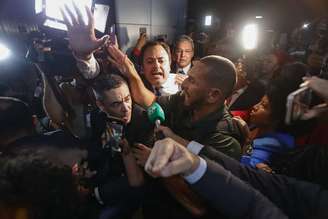 Deputado federal Glauber Braga na saída do plenário da Câmara após ter sido retirado à força pela Polícia Legislativa da Mesa Diretora