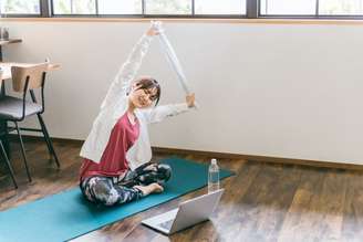 Exercícios podem ser feitos com miniband e toalha para manter o corpo ativo e prevenir dores durante as férias