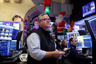 Operadores trabalham na bolsa de Nova York
8 de dezembro de 2025
REUTERS/Brendan McDermid