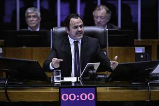 Glauber ocupa a mesa diretora