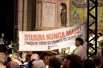 Ato interreligioso realizado em 25 de outubro de 2025, na Catedral da Sé, região central de São Paulo, com lideranças religiosas, familiares e movimentos sociais em homenagem a Vladimir Herzog e a todas as vítimas da ditadura militar. Foto: Fábio Vieira/Estadão