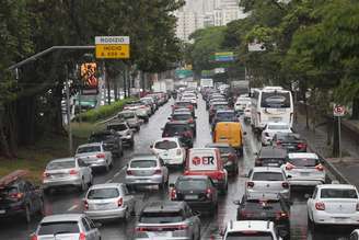 Chuva deixa o trânsito lento e congestionado pela Avenida Washington Luiz, na região do Aeroporto de Congonhas, na zona sul da cidade de São Paulo, neste início de tarde chuvosa de terça-feira, 9 de dezembro de 2025.