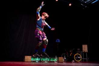 Guilherme Torres no espetáculo de equilibrismo com garrafas de vidro, monociclo e bicicleta para contar uma jornada de superação.