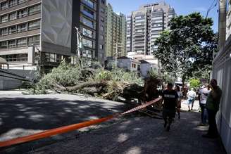 Ventos de 98km/h trouxeram transtornos para a cidade de SP, como queda de árvores e falta de energia.