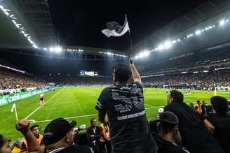 Torcedores do Corinthians durante partida do campeonato paulista contra o Palmeiras na Neo Química Arena, na zona leste de São Paulo.