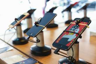 Demanda explosiva por componentes eletrônicos causada pela corrida da IA deve tornar smartphones e outros aparelhos mais caros em 2026