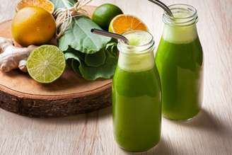 Suco verde de couve com laranja e limão