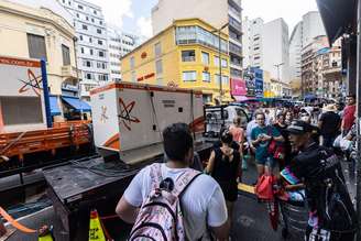 Falta de luz afeta comerciantes da região da Rua 25 Março, no centro de São Paulo