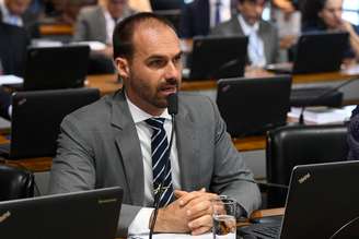 Comissão Parlamentar Mista de Inquérito - Fake News (CPMI Fake News) realiza reunião para apreciação de 96 requerimentos. Em pronunciamento, à bancada, deputado Eduardo Bolsonaro (PSL-SP). Foto: Marcos Oliveira/Agência Senado