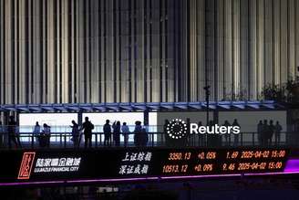 Telão com cotações acionárias em Xangai
02/04/2025.  REUTERS/Go Nakamura     TPX IMAGES OF THE DAY