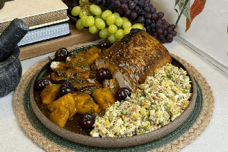 Lombo com molho de abacaxi e maionese de salada russa
