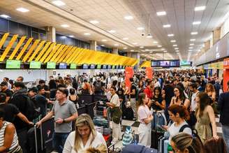 Passageiros aguardam no check-in após voos serem cancelados devido ao vendaval que atingiu a cidade de São Paulo.