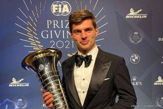 Max Verstappen durante a premiação da temporada de 2021 