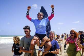 Juliana Santos é campeã da etapa da WSL na Praia do Futuro, em Fortaleza, após final contra a conterrânea Silvana Lima