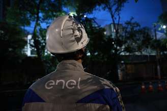 Funcionário da Enel trabalha em tentativa de normalizar energia elétrica em São Paulo na sexta-feira, 12 de dezembro de 2025.