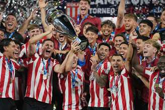Ascacibar e Carrillo erguem o troféu do Torneio Clausura no Estádio Unico Madre de Ciudades, em Santiago del Estero –