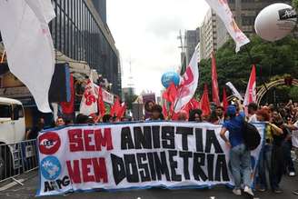 Manifestantes fazem um protesto contra o PL da dosimetria, no MASP na Avenida Paulista em São Paulo, neste domingo, 14 de dezembro de 2025
