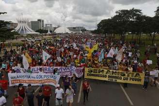 Protesto contra anistia e redução de pena de Bolsonaro reúne manfiestantes na Esplanada dos Ministérios em Brasília