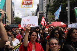 Manifestantes se reúnem na Avenida em Paulista, em São Paulo, contra a dosimetria