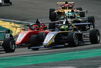 Pelotão da F4 Brasil segue próximo durante a disputa da prova