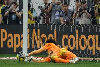 Hugo Souza defendeu dois pênaltis em duelo com o Cruzeiro na Neo Química Arena.