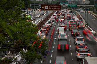 Movimentação de carros na avenida 23 de maio.