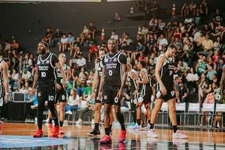 Elenco de 2025 de basquete do Corinthians após confronto com o Bauru.