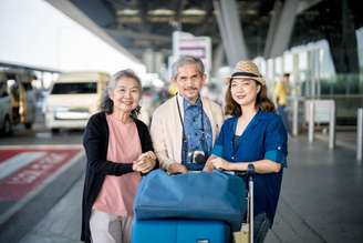 Cuidados simples ajudam a garantir a saúde e a segurança dos idosos nas viagens