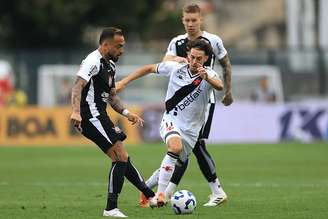 Maycon, do Corinthians, e Nuno Moreira, do Vasco, disputam bola em jogo do Brasileirão