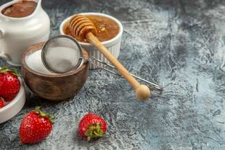 Mel ou açúcar? Descubra se existe opção mais saudável para adoçar