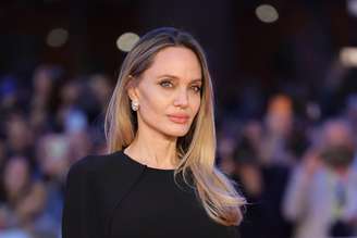 Angelina Jolie comparece ao tapete vermelho do "Couture" durante o 20º Festival Internacional de Cinema de Roma no Auditório Parco Della Musica em 18 de outubro de 2025 em Roma, Itália.