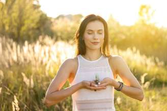 Elementos naturais como pedras e rituais podem auxiliar no alinhamento de intenções para a virada de ano