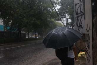 Registro de chuva na Avenida Ibirapuera, esquina com Avenida Jandira.