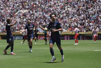 Vitinha comemorando um dos gols do PSG contra o Atlético de Madrid 