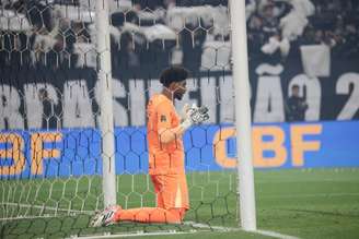 Hugo Souza em momento de fé antes de Corinthians x Vasco pela final da Copa do Brasil.