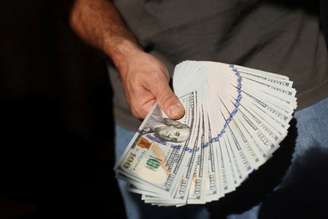 Cambista segura notas de US$100
05/10/2025
Majid Asgaripour/WANA (West Asia News Agency) via REUTERS
